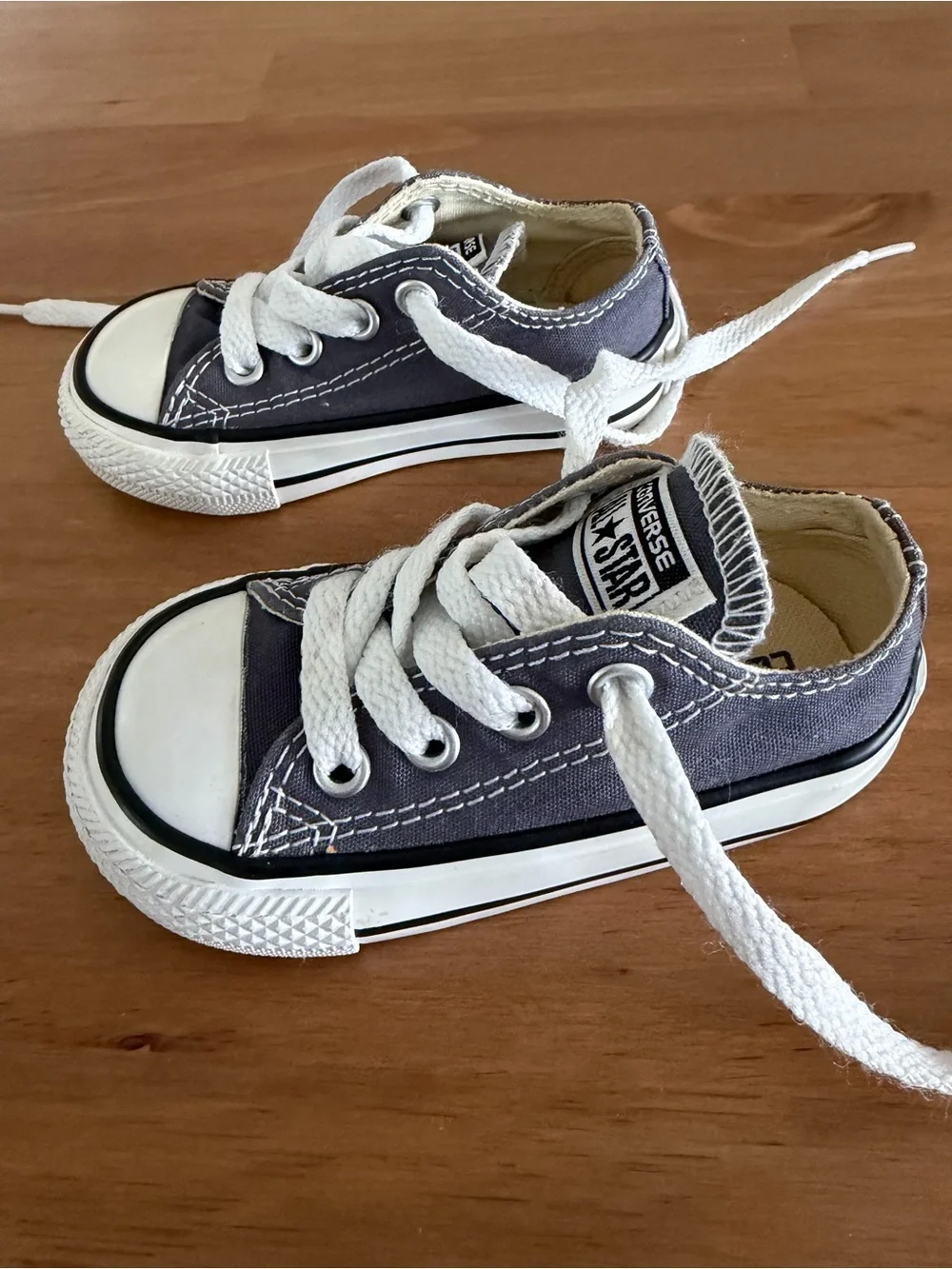 Converse Kids Low Top Sneakers in Gray and White Infant Size 4